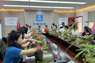 狂热！韦世豪落地成都即将完成转会，遇近千名球迷热情接机